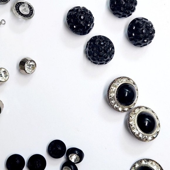 Thirty-Nine Assorted Antique And Vintage Rhinestone Buttons - Picture 9 of 16